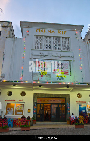 Kino Rif Film Haus und Café Restaurant im Le Grand Socco Quadrat am frühen Abend Tanger Marokko in Nordafrika Stockfoto