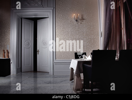 Klassisches weißes Interieur mit offener Tür Stockfoto