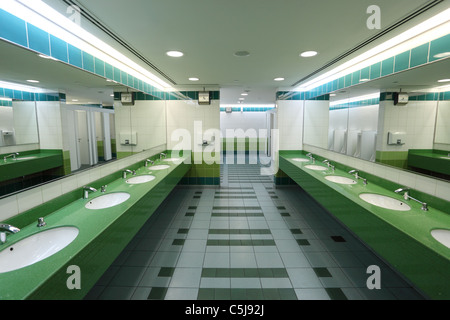 Innenraum einer modernen öffentlichen Toilette Stockfoto