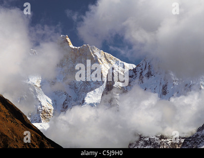 Am Nachmittag Nebel und Wolken versammeln sich um den dramatischen Höhepunkt Jannu in der Kangchenjunga Region Osten Nepals Stockfoto