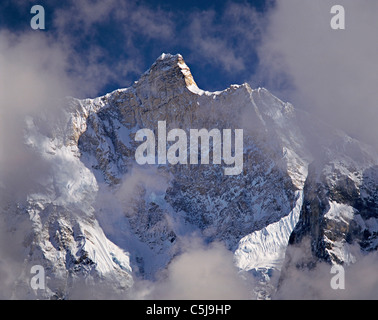 Am Nachmittag Nebel und Wolken versammeln sich um den dramatischen Höhepunkt Jannu in der Kangchenjunga Region Osten Nepals Stockfoto