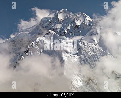 Am Nachmittag Nebel und Wolken zu sammeln, um eine Spitze, bekannt als The Twins in der Kangchenjunga Region Osten Nepals Stockfoto