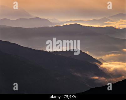 Morgendämmerung über Grate des Vorgebirges bei Ghul Bhanjyang in der Helambu Region Zentral-Nepal Stockfoto