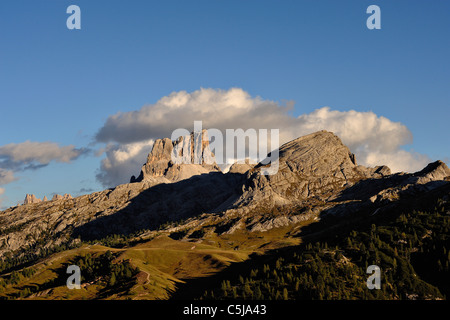 Abendlicht am Gipfel der Croda Negra-Gruppe aus den Falzarego-Pass in den Dolomiten Region Norditaliens. Stockfoto