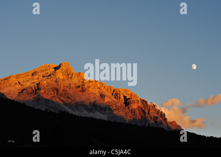 Mondaufgang und Alpenglühen auf den westlichen Klippen der Fanes NP gesehen aus Badia Dorf der Dolomiten Region Norditaliens. Stockfoto