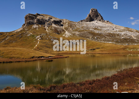 Sasso di Sesto und der Toblin Turm spiegelt sich in den Bodensee in den Sextner Dolomiten-Region von Nord-Italien Stockfoto