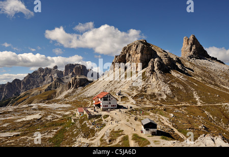 Die Tre Cime Zuflucht bei Sasso di Sesto und der Toblin Tower in den Sextner Dolomiten Region Norditaliens. Stockfoto