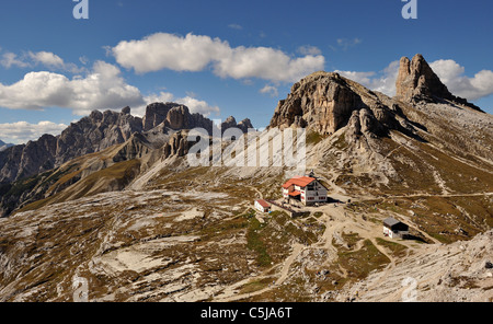 Die Tre Cime Zuflucht bei Sasso di Sesto und der Toblin Tower in den Sextner Dolomiten Region Norditaliens. Stockfoto