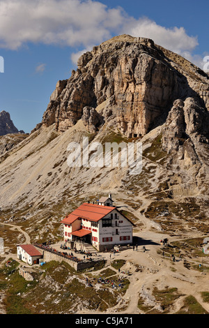 Die Tre Cime Zuflucht bei Sasso di Sesto in den Sextner Dolomiten Region Norditaliens. Stockfoto