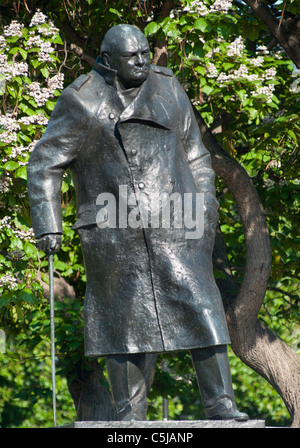 Statue von Winston Churchill unter die anderen Statuen am Parliament Square. London. Stockfoto