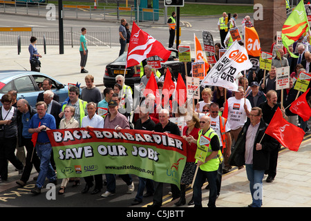 Eine Demonstration in Derby, Derby Unterstützung basierend Bombardier, nachdem der Themse Link Zug Bauvertrag an Siemens vergeben wurde. Stockfoto