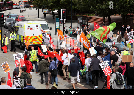 Eine Demonstration in Derby, Derby Unterstützung basierend Bombardier, nachdem der Themse Link Zug Bauvertrag an Siemens vergeben wurde. Stockfoto