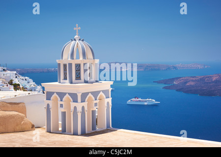Santorin - Thira, Landschaft, kleine Kirche und blaue Meer im Hintergrund, populäre Sicht von Santorini, Griechenland Stockfoto