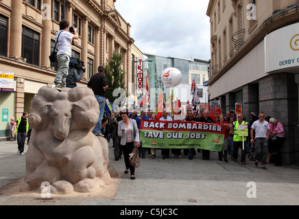 Eine Demonstration in Derby, Derby Unterstützung basierend Bombardier, nachdem der Themse Link Zug Bauvertrag an Siemens vergeben wurde. Stockfoto