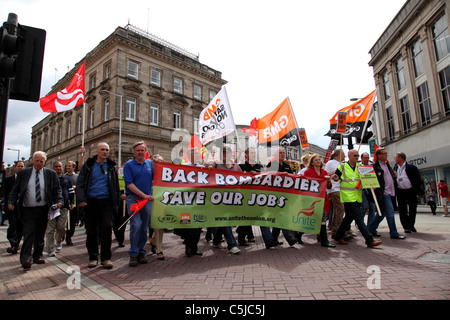 Eine Demonstration in Derby, Derby Unterstützung basierend Bombardier, nachdem der Themse Link Zug Bauvertrag an Siemens vergeben wurde. Stockfoto