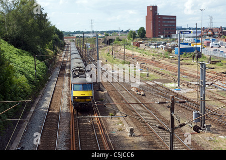 High-Speed-Personenzug auf der Norwich nach London mainline, vorbei an der East Suffolk-Kreuzung, Ipswich, Suffolk, UK. Stockfoto