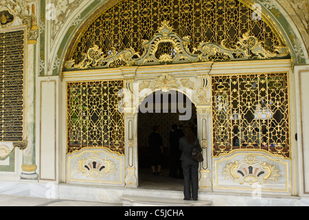 Verzierten Eingang zum kaiserlichen Rat Gebäude am Topkapi Palast, Istanbul, Türkei Stockfoto