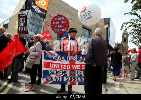 Eine Demonstration in Derby, Derby Unterstützung basierend Bombardier, nachdem der Themse Link Zug Bauvertrag an Siemens vergeben wurde. Stockfoto