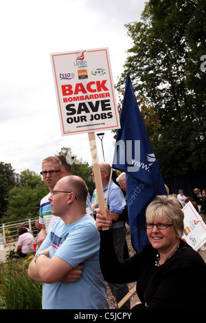 Eine Demonstration in Derby, Derby Unterstützung basierend Bombardier, nachdem der Themse Link Zug Bauvertrag an Siemens vergeben wurde. Stockfoto