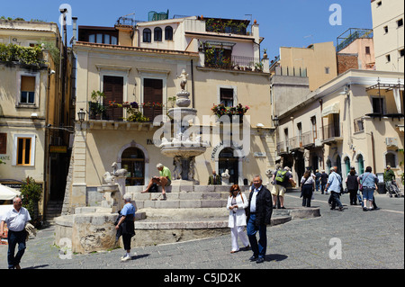 Brunnen, erbaut 1635, Piazza Duomo in Taormina, Sizilien, Italien Stockfoto