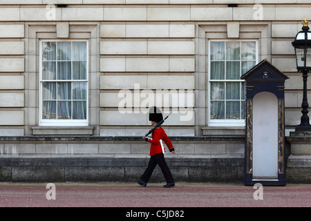 Scots Guard von Royal Königinnenwache verlassen Wachhäuschen vor Buckingham Palast, London, England Stockfoto