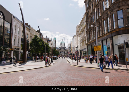 Shopper in Donegal Ort, Belfast, vor dem berühmten Rathaus Stockfoto