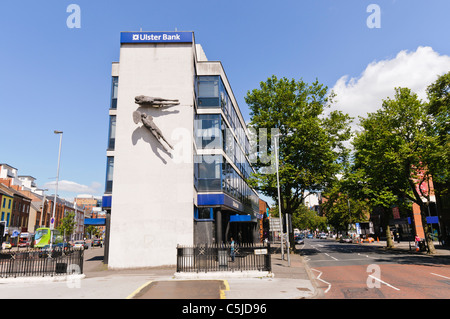 Die berühmten Ulster Bank Gebäude an der Shaftesbury Square, Belfast mit 'Skulpturen fliegende Figuren von Dame Elizabeth Frink, siehe CMP2 JH für Winter geschossen Stockfoto