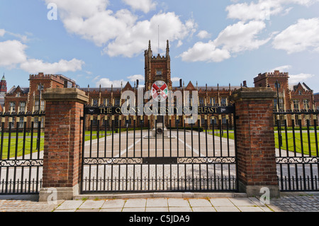 Vorderen Toren der Queens-Universität mit dem Lanyon Gebäude hinter Stockfoto