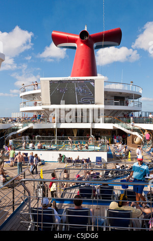 Kreuzfahrt-Passagiere beobachten NFL Football-Spiel auf dem Deck der Carnival Triumph Kreuzfahrtschiff im Golf von Mexiko Stockfoto