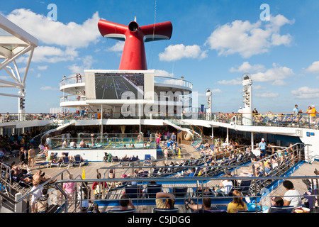 Kreuzfahrt-Passagiere beobachten NFL Football-Spiel auf dem Deck der Carnival Triumph Kreuzfahrtschiff im Golf von Mexiko Stockfoto