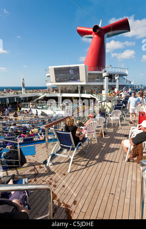 Kreuzfahrt-Passagiere beobachten NFL Football-Spiel auf dem Deck der Carnival Triumph Kreuzfahrtschiff im Golf von Mexiko Stockfoto