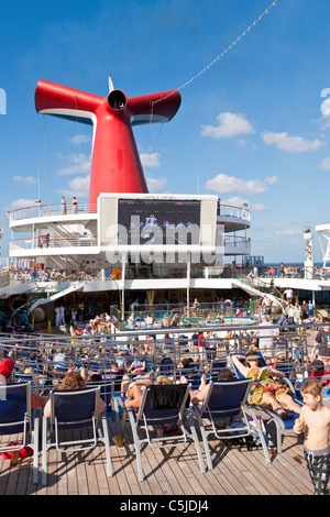 Kreuzfahrt-Passagiere beobachten NFL Football-Spiel auf dem Deck der Carnival Triumph Kreuzfahrtschiff im Golf von Mexiko Stockfoto