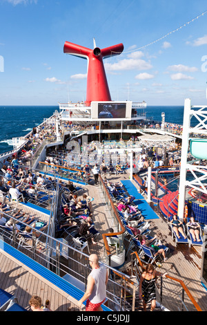 Kreuzfahrt-Passagiere beobachten NFL Football-Spiel auf dem Deck der Carnival Triumph Kreuzfahrtschiff im Golf von Mexiko Stockfoto