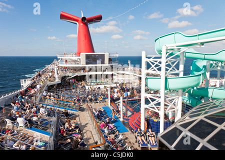 Kreuzfahrt-Passagiere beobachten NFL Football-Spiel auf dem Deck der Carnival Triumph Kreuzfahrtschiff im Golf von Mexiko Stockfoto