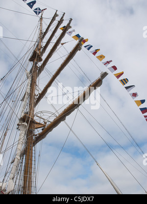 Fahnen auf Großseglern Mast Stockfoto