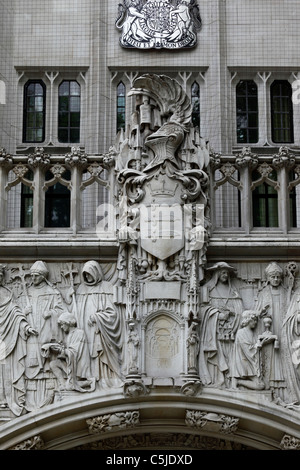 Steinschnitzerei über dem Eingang des Middlesex Guildhall-Gebäudes, dem Sitz des Obersten Gerichtshofs und des Privy Council, Westminster, London, England Stockfoto