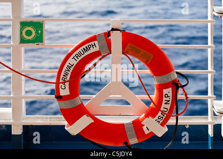 Lebensrettende Ring montiert am Geländer der Carnival Triumph Kreuzfahrtschiff im Golf von Mexiko Stockfoto