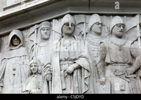 Detail der Steinschnitzerei über dem Eingang des Middlesex Guildhall-Gebäudes, dem Sitz des Obersten Gerichtshofs und des Privy Council, Westminster, London, England Stockfoto