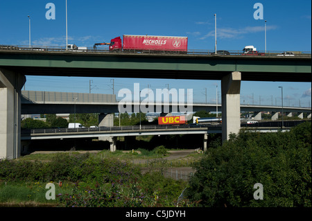 Drei-Wege-Verkehr. Zwei Richtungen des Verkehrs mit Dartford River Crossing und Eurostar verfolgen unten vorbei. Stockfoto