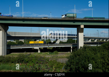 Drei-Wege-Verkehr. Zwei Richtungen des Verkehrs mit Dartford River Crossing und Eurostar verfolgen unten vorbei. Stockfoto