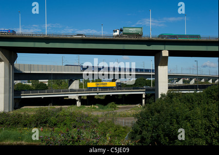 Drei-Wege-Verkehr. Zwei Richtungen des Verkehrs mit Dartford River Crossing und Eurostar verfolgen unten vorbei. Stockfoto