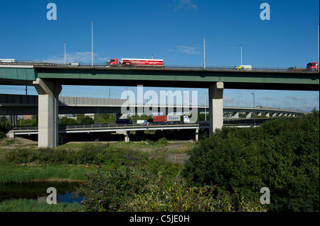 Drei-Wege-Verkehr. Zwei Richtungen des Verkehrs mit Dartford River Crossing und Eurostar verfolgen unten vorbei. Stockfoto