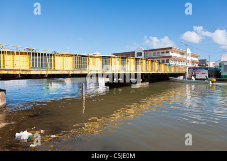 Belize City Swing Bridge überspannt den Belize River im Zentrum von Belize City, Belize Stockfoto