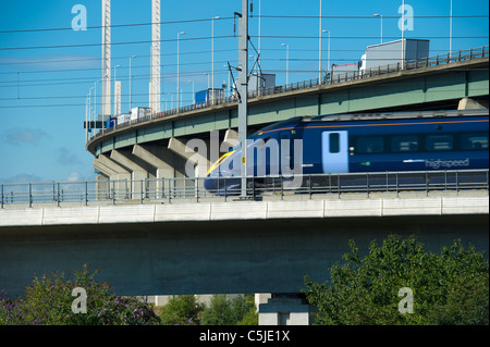 Ein Zug auf dem high-Speed Rail Link geht durch die Dartford River Crossing in Thurrock, Essex, England. Stockfoto