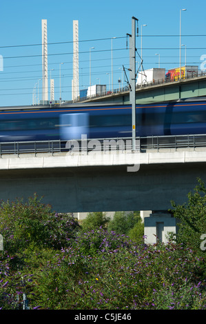 Ein Zug auf dem high-Speed Rail Link geht durch die Dartford River Crossing in Thurrock, Essex, England. Stockfoto