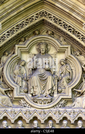 Detail der Steinmetzarbeiten von Jesus und die Engel im Himmel auf Tympanon des großen Nordtür, Westminster Abbey, London, England Stockfoto