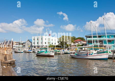 Boote in der Mündung des Haulover Creek im Touristenzentrum in Belize City, Belize Stockfoto