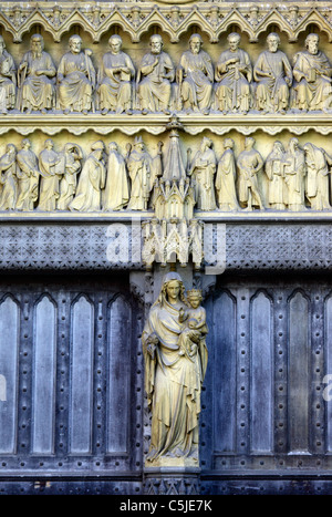 Detail der Statuen der Jungfrau Maria und des Kindes auf dem Pfosten der Great North Door, Westminster Abbey, London, England Stockfoto