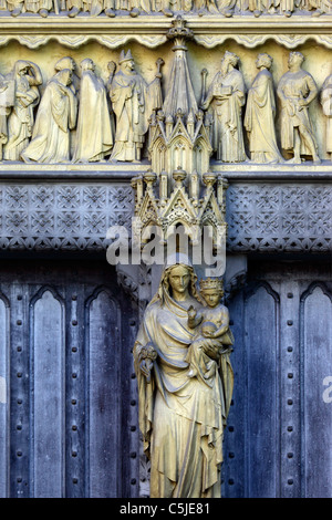 Detail der Statuen der Jungfrau Maria und des Kindes auf dem Pfosten der Great North Door, Westminster Abbey, London, England Stockfoto