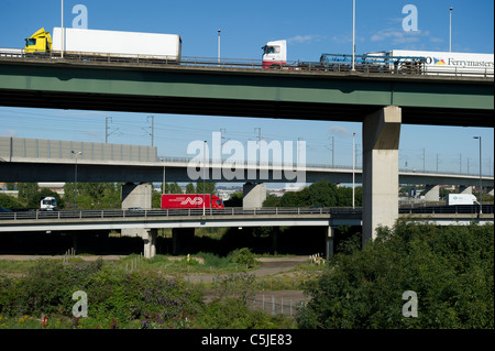 Drei-Wege-Verkehr. Zwei Richtungen des Verkehrs mit Dartford River Crossing und Eurostar verfolgen unten vorbei. Stockfoto